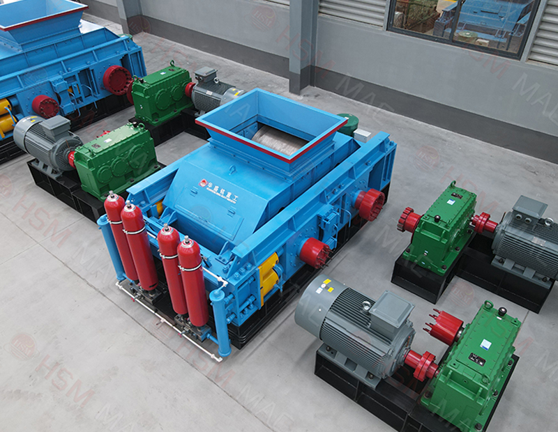 風(fēng)化石破碎機(jī)車間實(shí)拍 